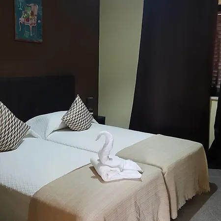 אכסניה Almancil Hostel אלמנסיל